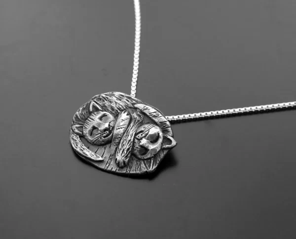 Hugging sleeping cats silver pendant - Image 2