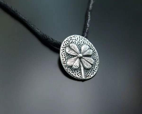 Silver 4 leaf clover pendant